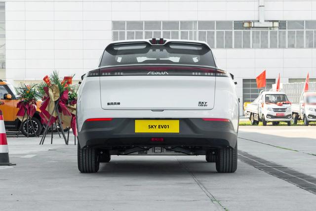 东风风神SKY EV01新增精英版车型上市 售价14.99-16.99万