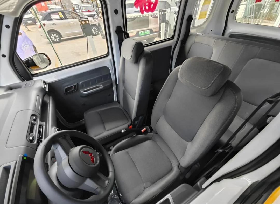 五菱之光EV305km进取型上市 售价5.78万元