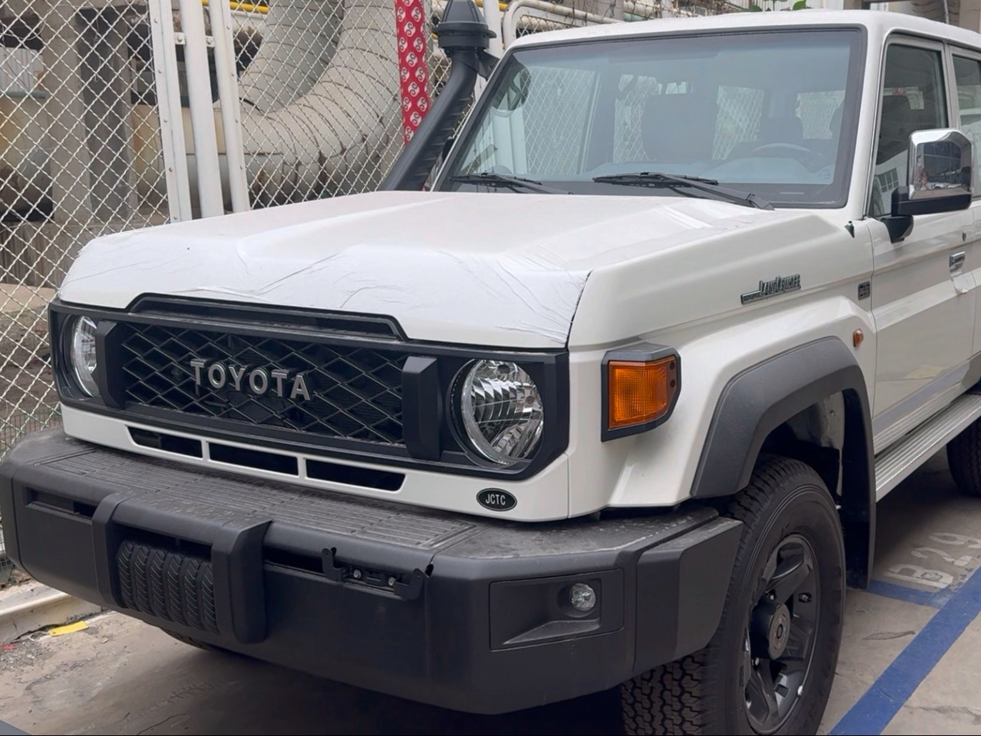 成都中东版陆巡LC76最低报价60万起 直降38.8万