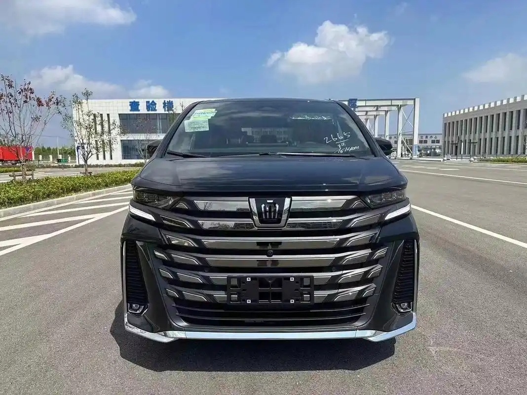 全新皇冠威尔法上市 前脸气势拉满