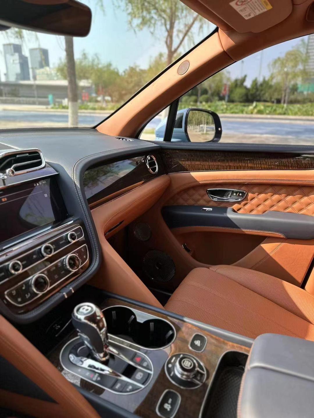 2024款国六宾利添越经销商实拍图 舒适性如何