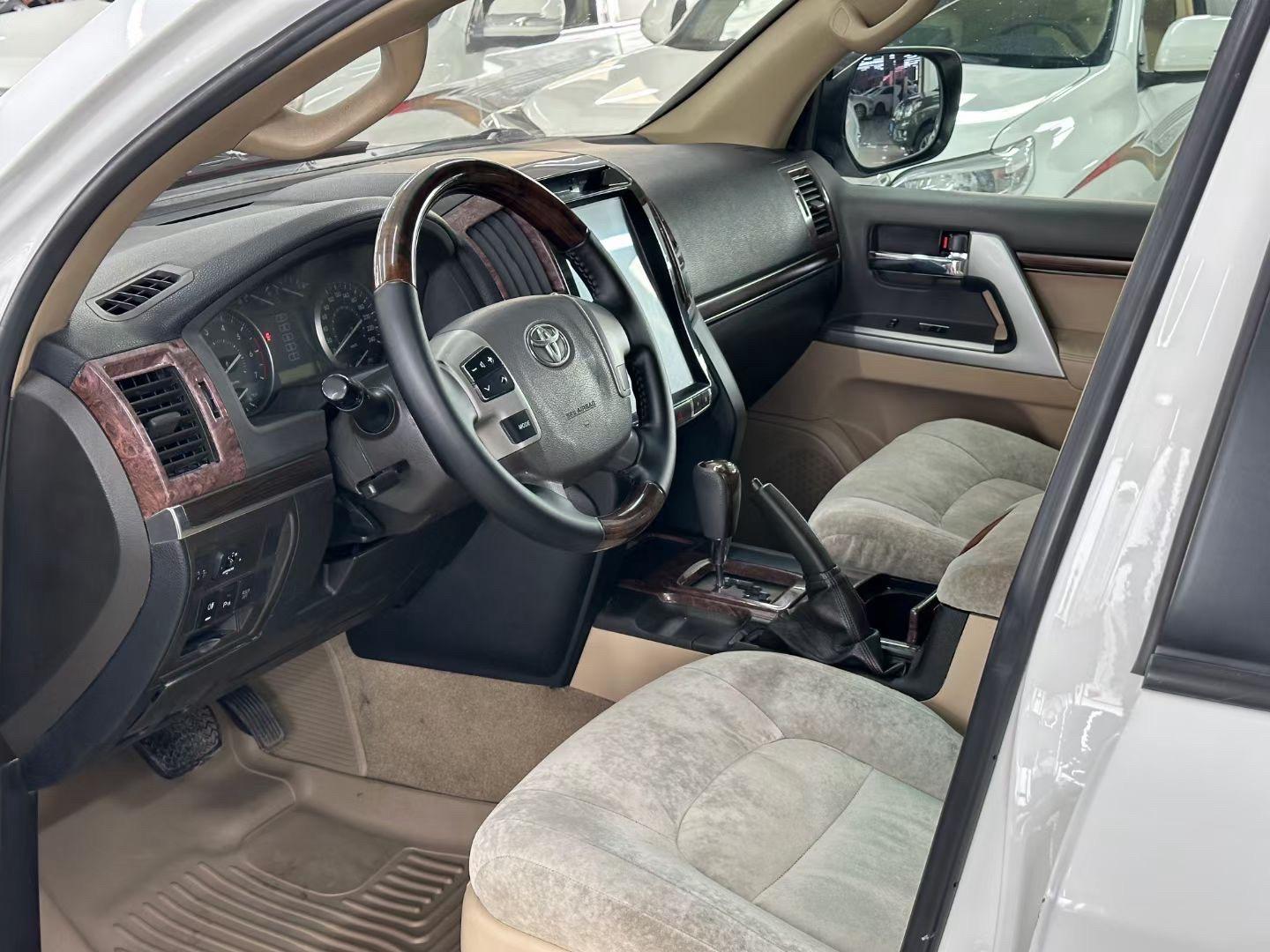 成都丰田兰德酷路泽中东版降价促销中 限时优惠高达34.8万元