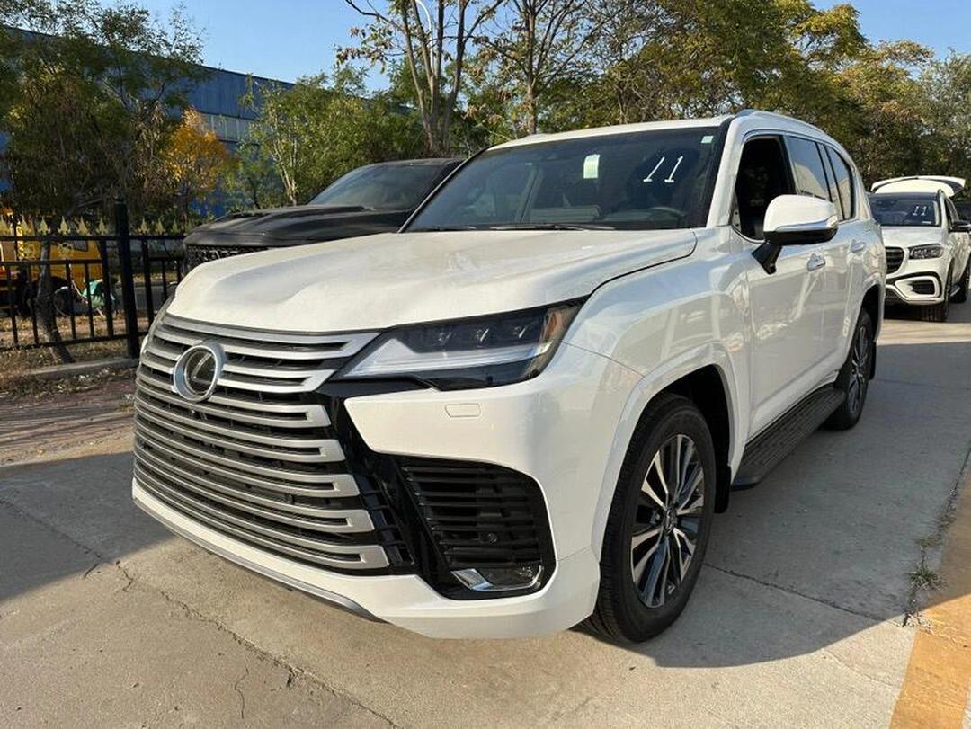 豪华版“陆巡”来了,全新雷克萨斯LX600到店,外观终于不再低调