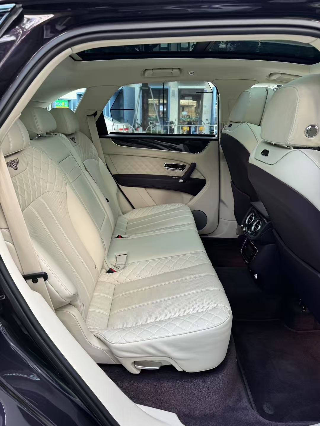 2024款宾利添越4.0V8外观内饰介绍 售全国