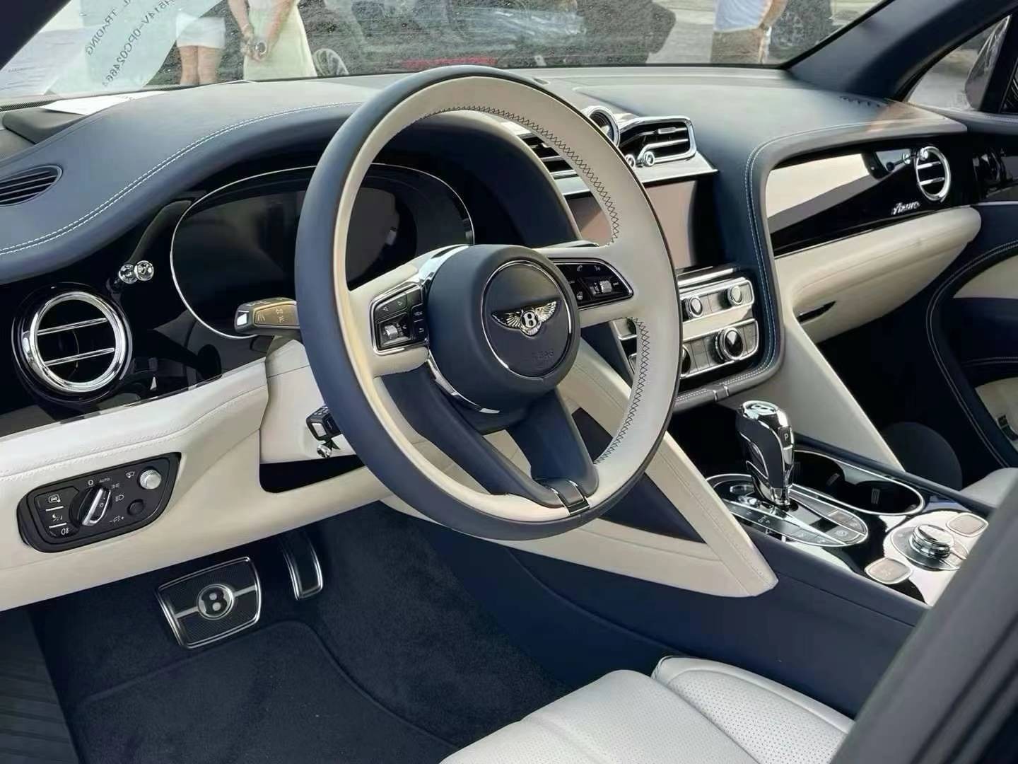 宾利添越平价销售203万起 欢迎上门试驾