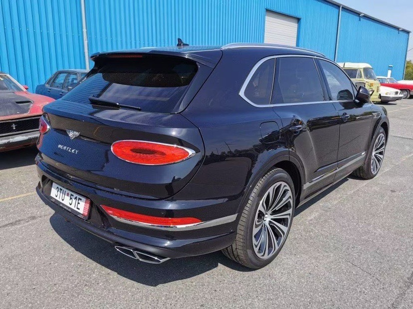 新款宾利添越蓝色混动 3.0最新行情优惠 售全国