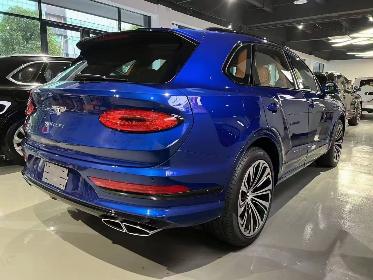 新款宾利添越蓝色混动 3.0最新行情优惠 售全国