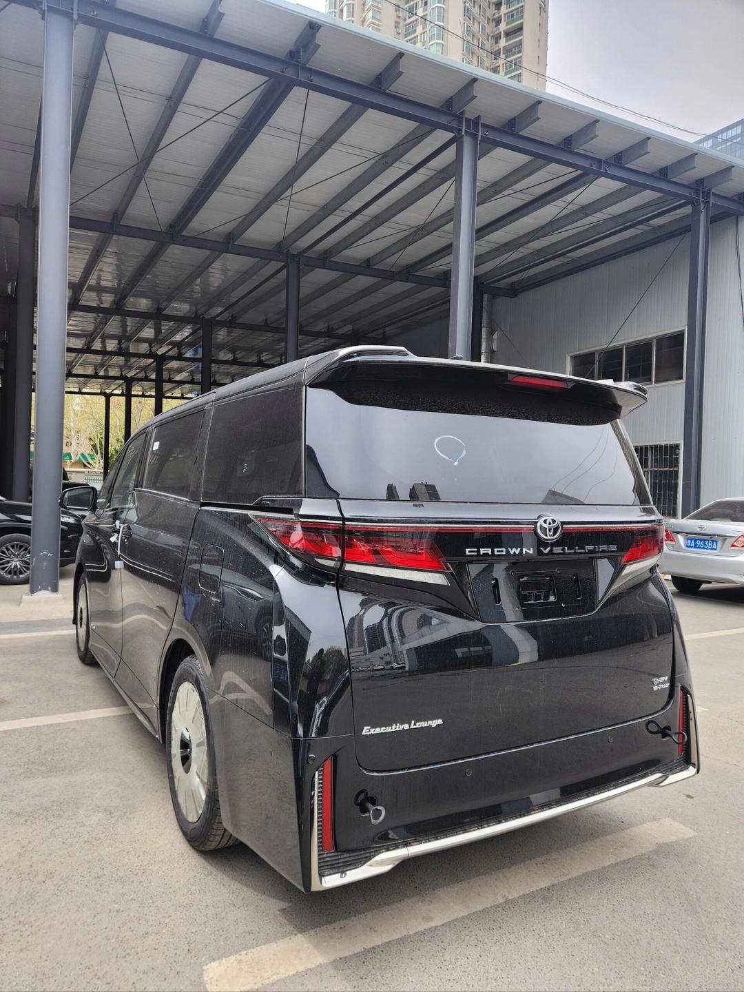 全新皇冠威尔法上市 售89.9万元起