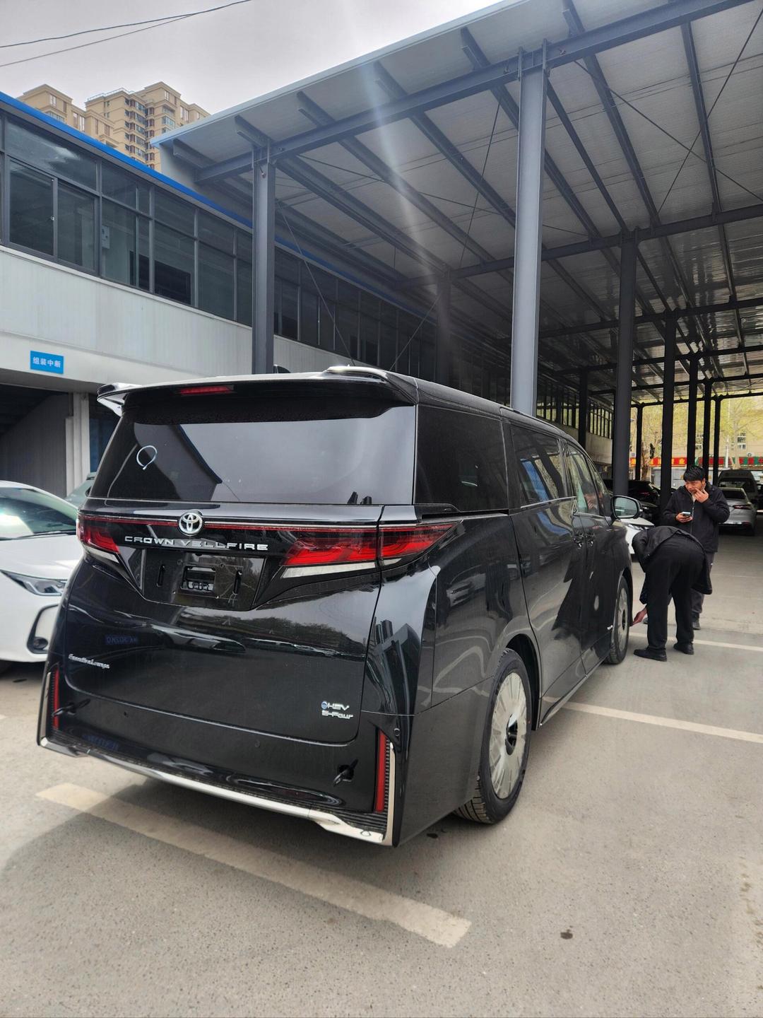 全新皇冠威尔法上市 售89.9万元起