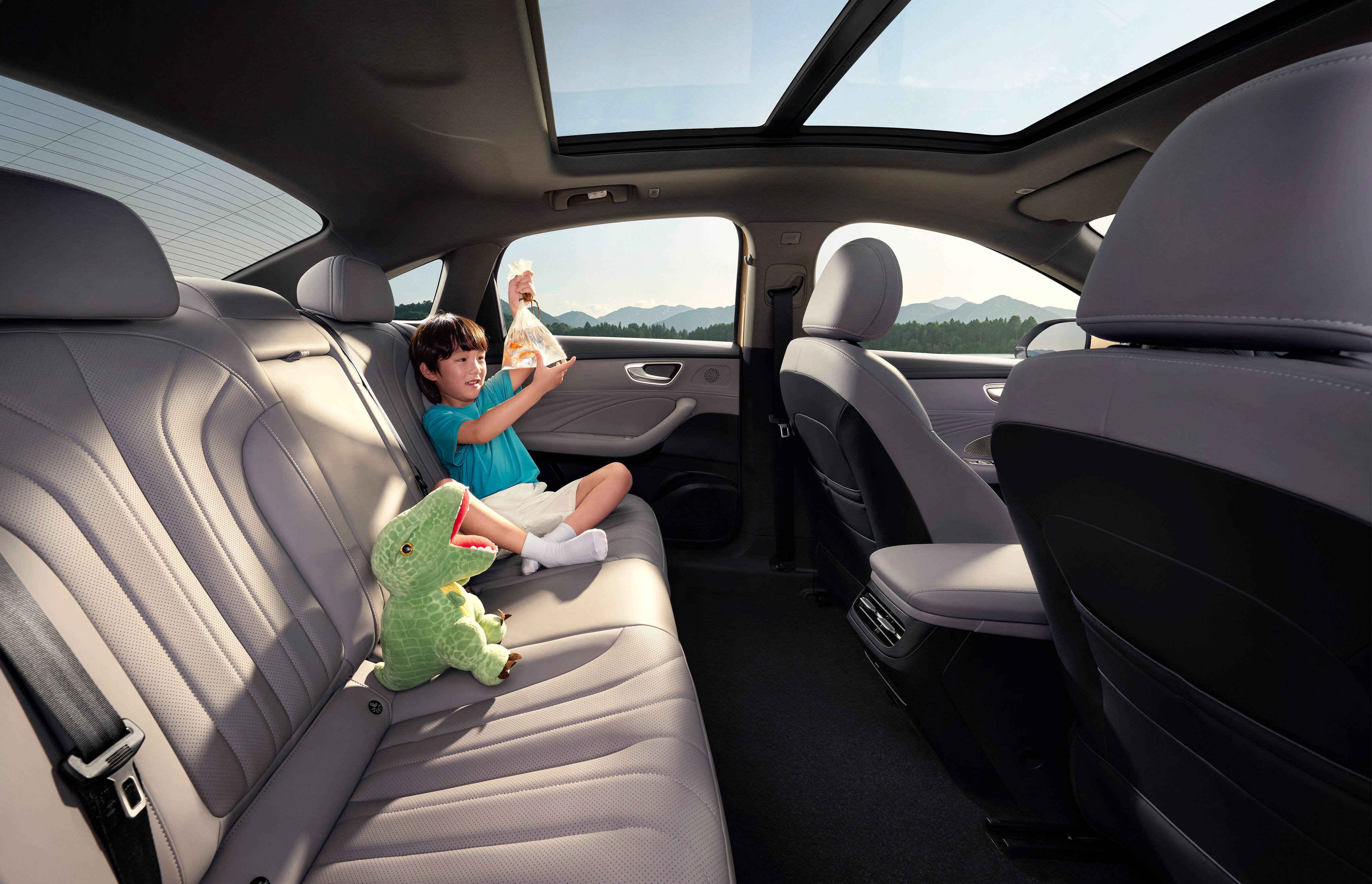 荣威M7 DMH亮相广州车展 首搭豆包AI车机