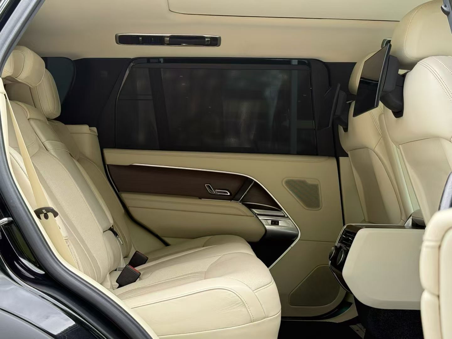 2023揽胜行政中东版降价30万 仅105万可入手