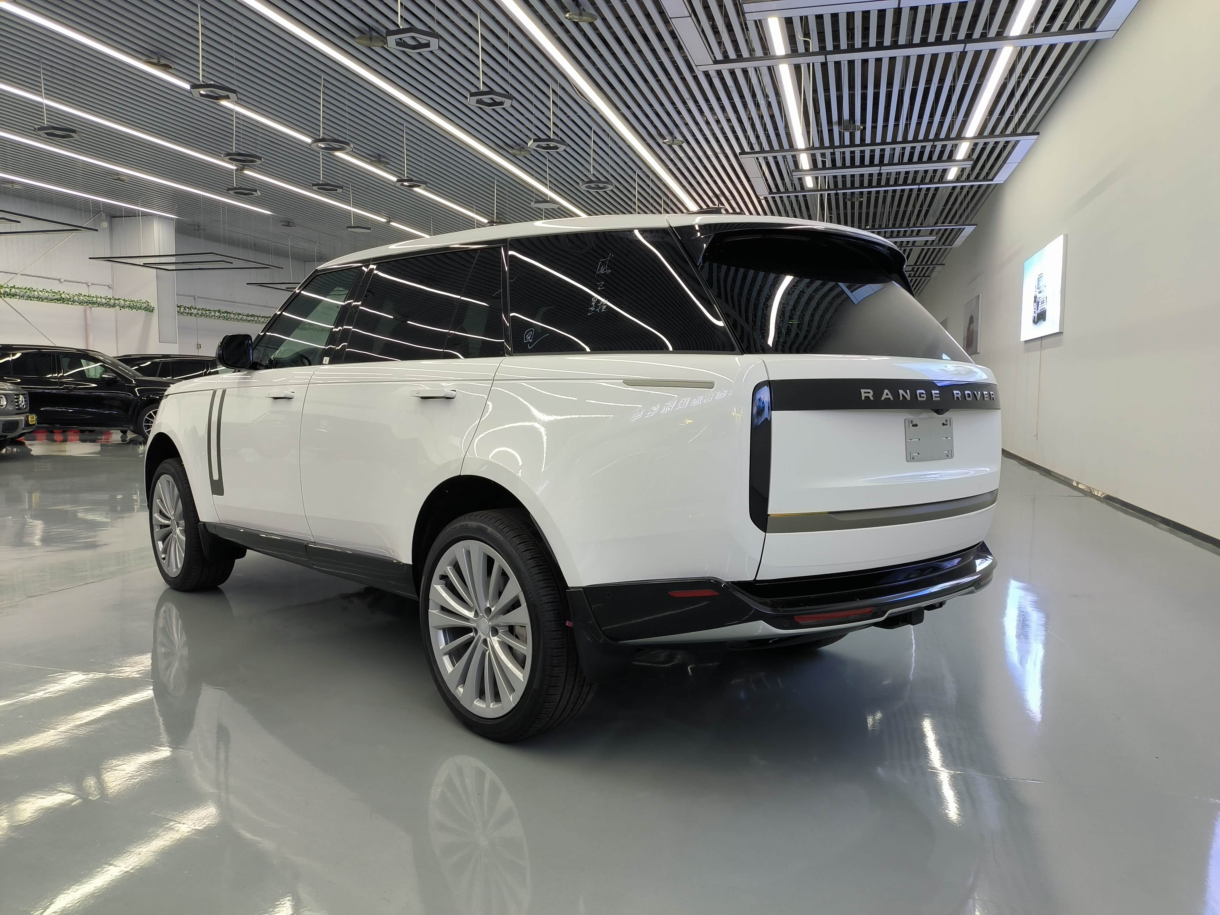 成都平行进口路虎揽胜政3.0汽油加版售价125万起 直降64万