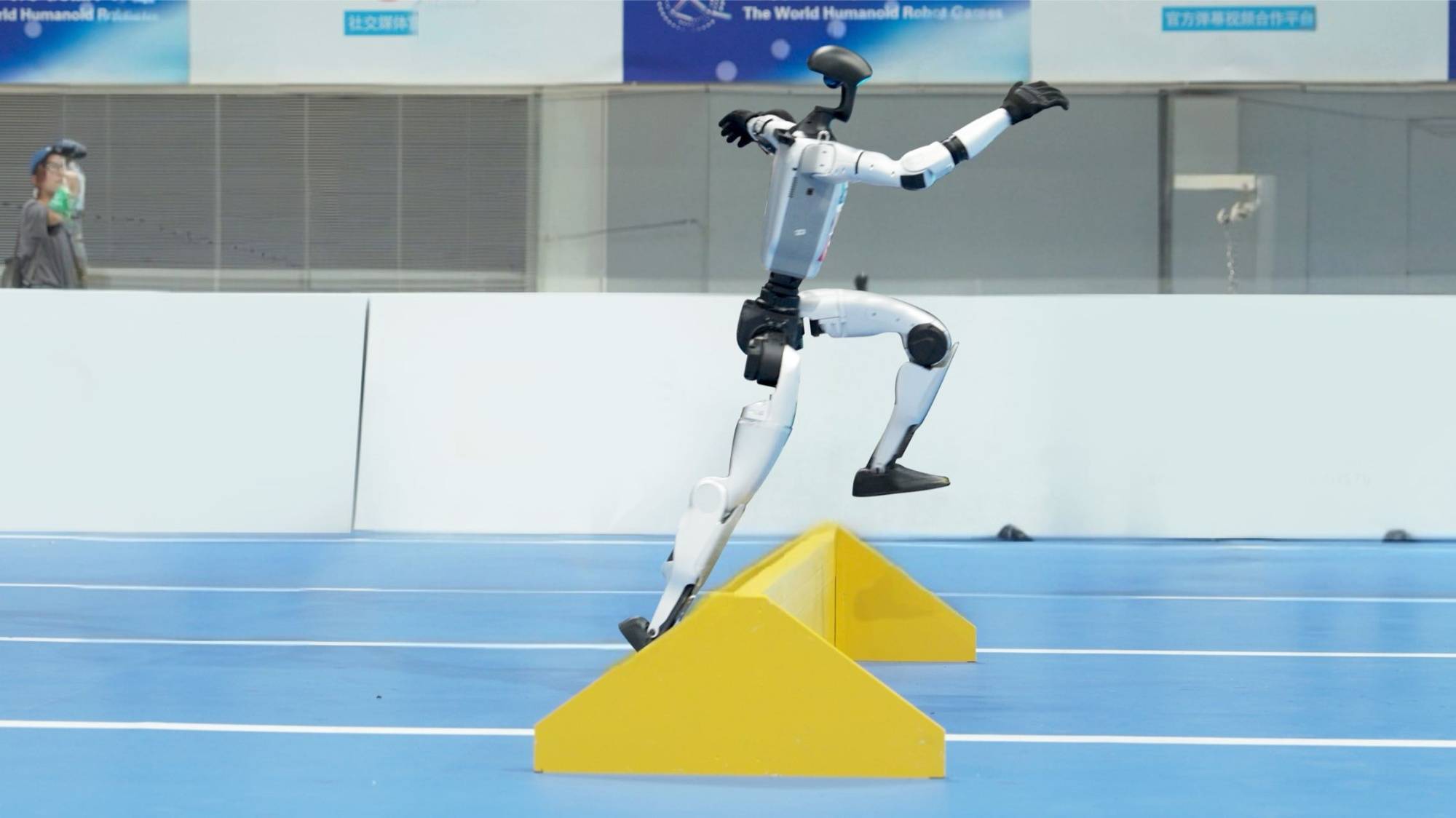 中美联合研究团队设计出新软体机器人 利用环境热量进行自主运动中美联合研究团队设计出新软体机器人 利用环境热量进行自主运动