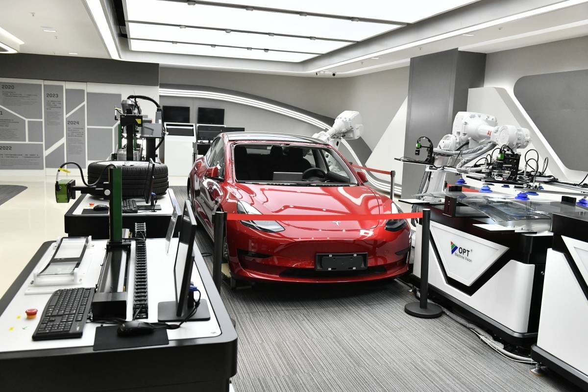 宝马在德国工厂启动人形机器人试点项目