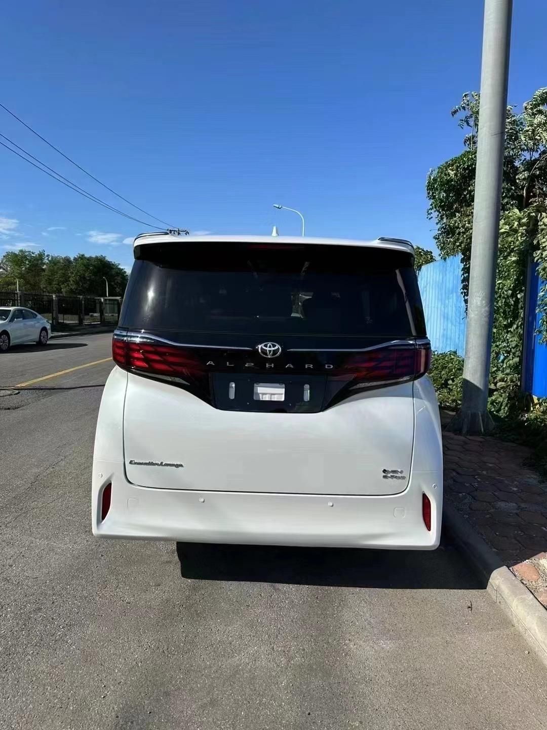 全新丰田埃尔法实车亮相