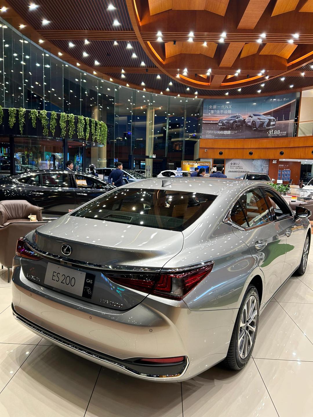 “公路闪电”上新 雷克萨斯ES 200月影双色特别版:30.79万起